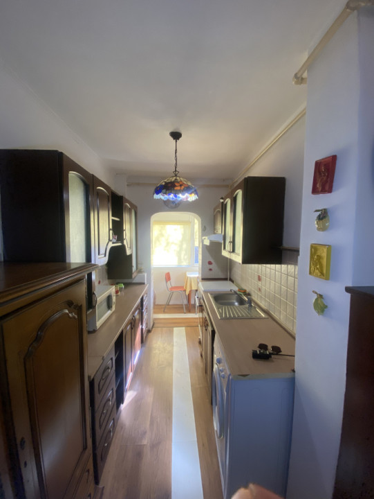 Vânzare apartament 3 camere Etaj 1 Tractorul Brașov