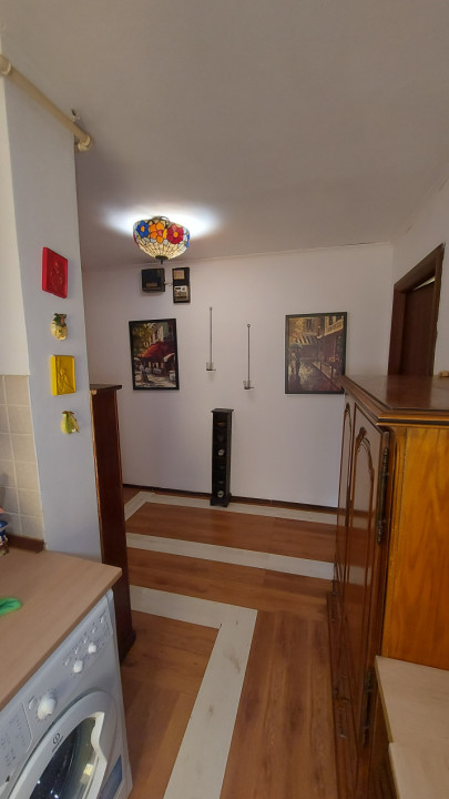 Vânzare apartament 3 camere Etaj 1 Tractorul Brașov