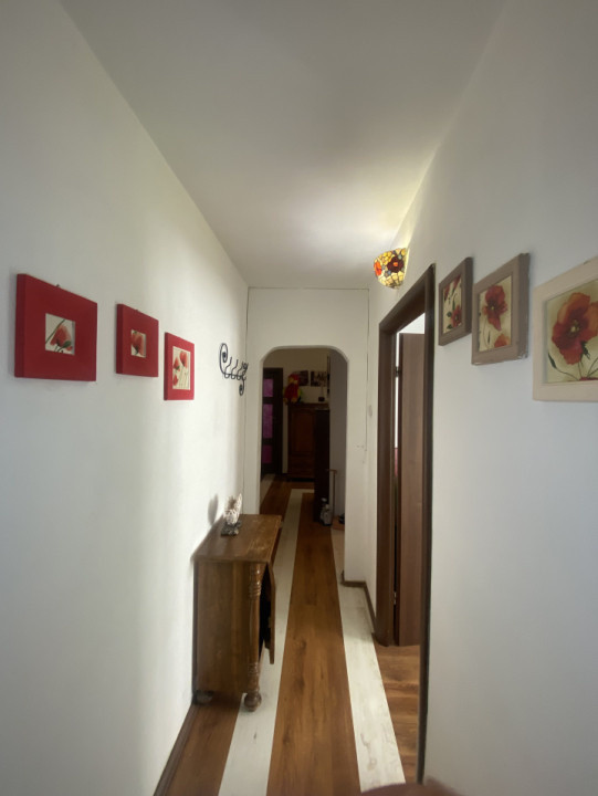 Vânzare apartament 3 camere Etaj 1 Tractorul Brașov