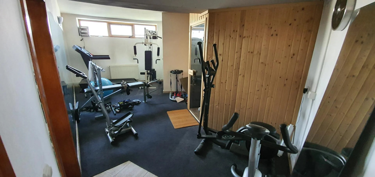 Vila, 3000 mp, 380 mp utili, sauna, sala de sport, 5 camere, central.