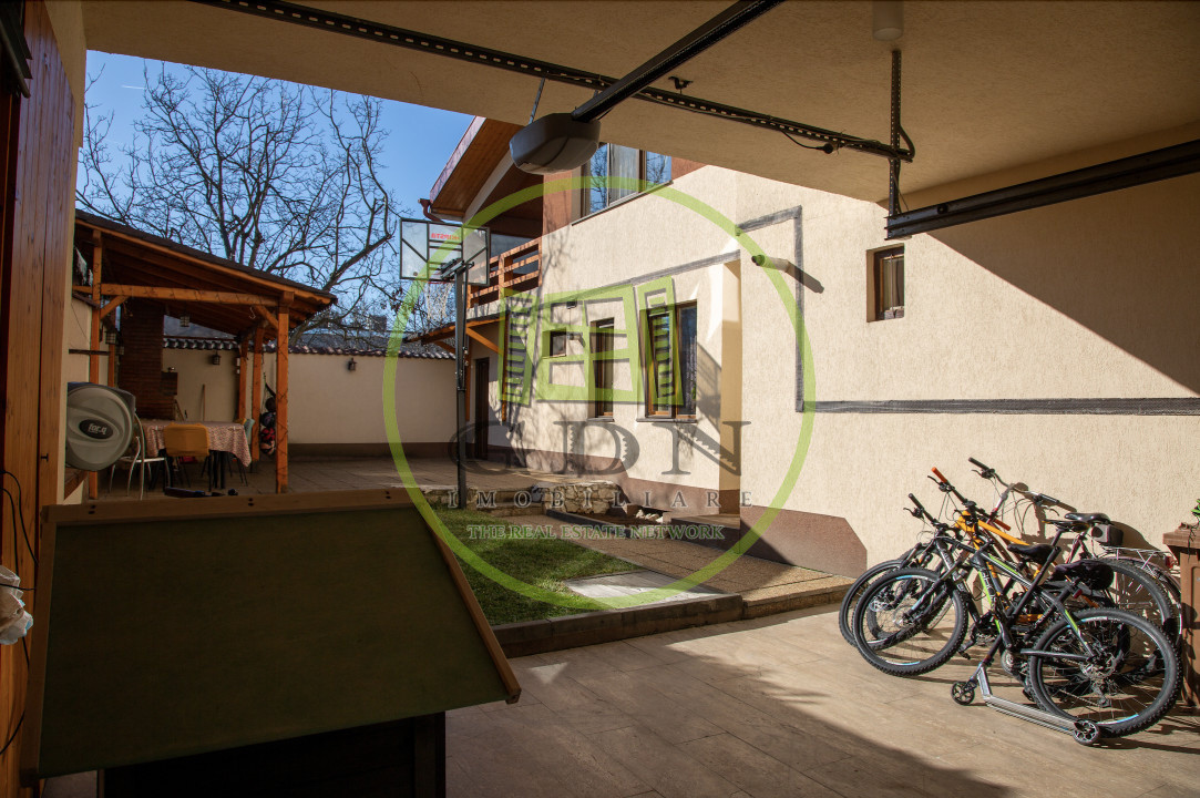 Casa zona centrala, 8 camere.