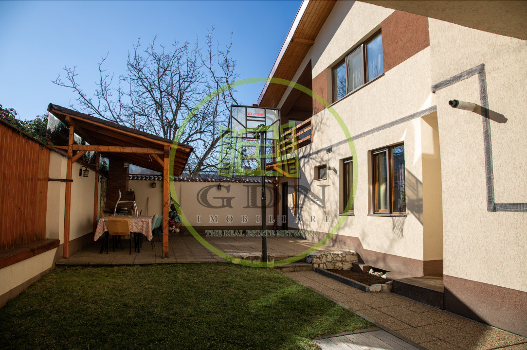 Casa zona centrala, 8 camere.