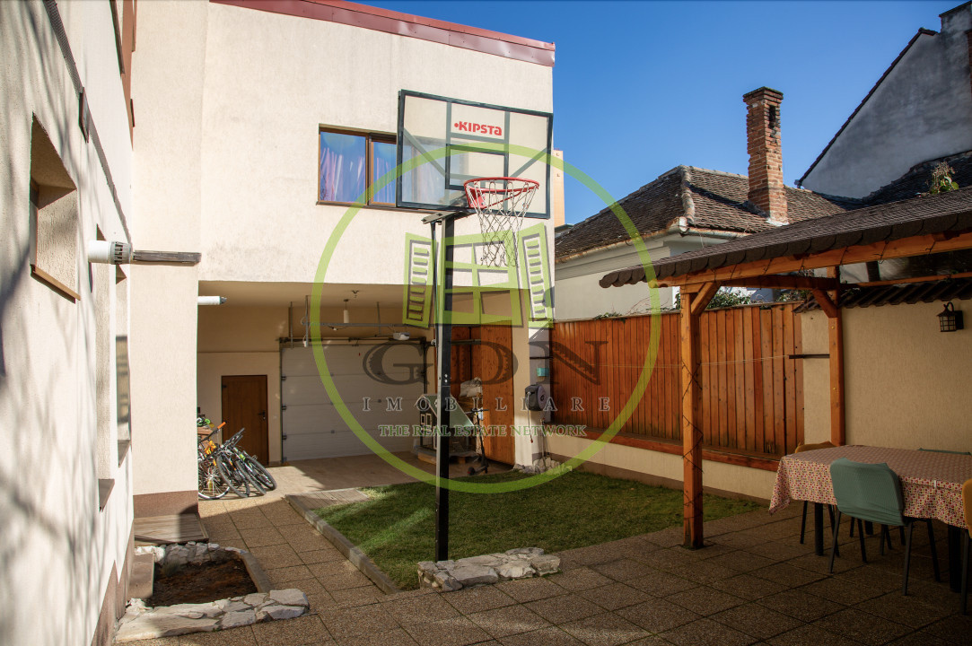 Casa zona centrala, 8 camere.