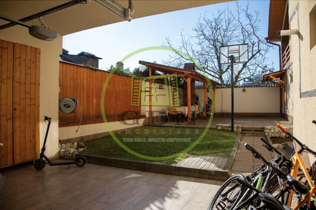 Casa zona centrala, 8 camere.