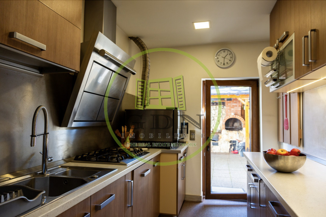 Casa zona centrala, 8 camere.