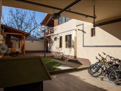 Casa zona centrala, 8 camere.