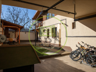 Casa zona centrala, 8 camere.