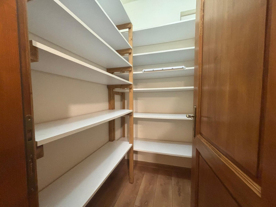 De vanzare apartament 3 camere Central