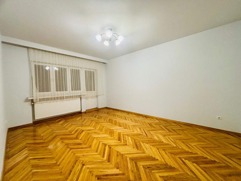 De vanzare apartament 3 camere Central