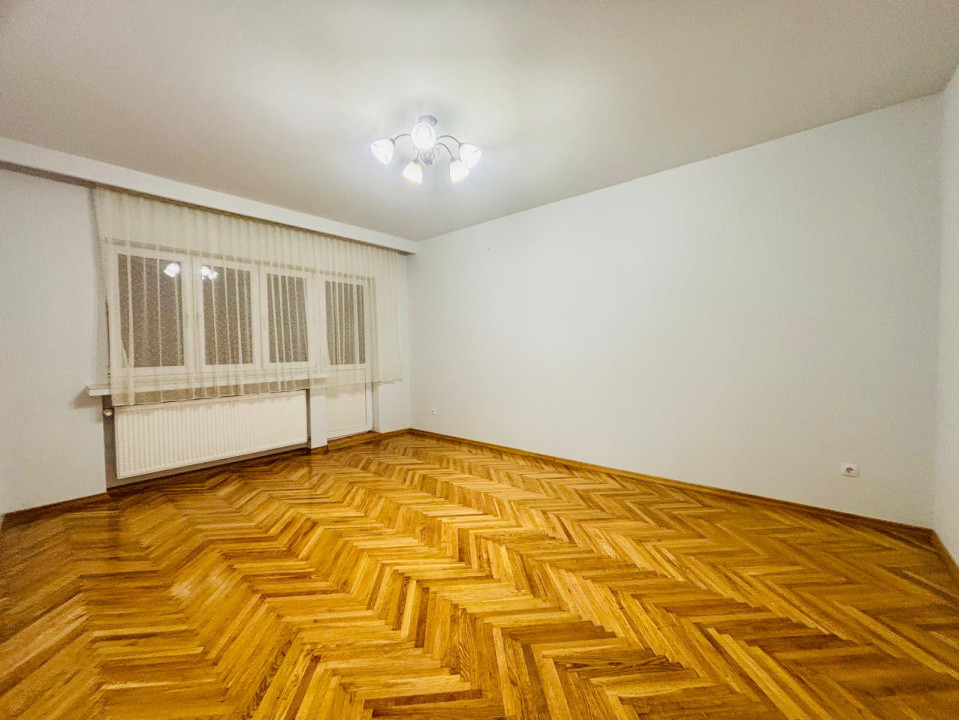 De vanzare apartament 3 camere Central