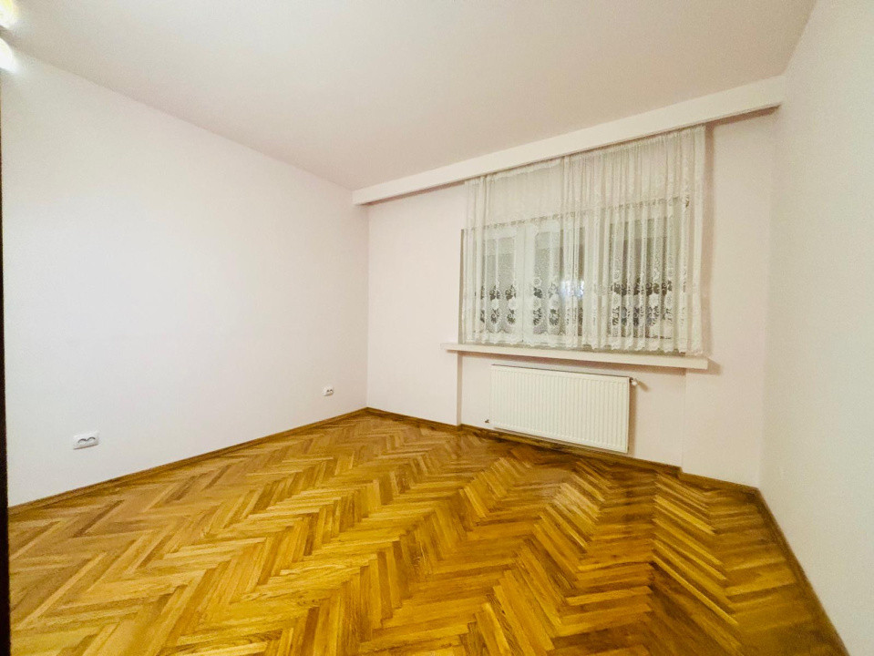 De vanzare apartament 3 camere Central