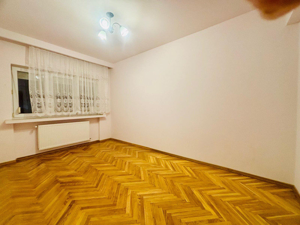 De vanzare apartament 3 camere Central