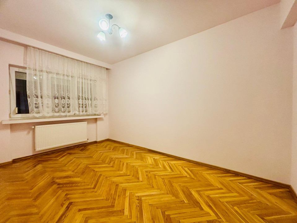 De vanzare apartament 3 camere Central