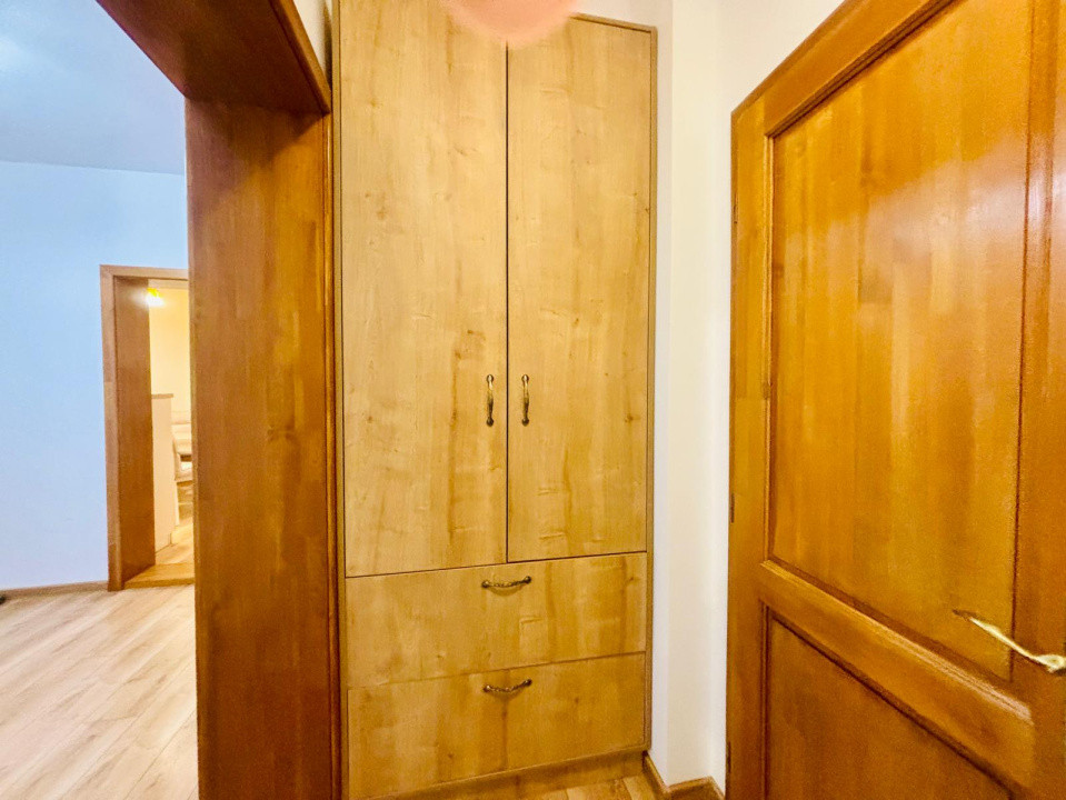 De vanzare apartament 3 camere Central