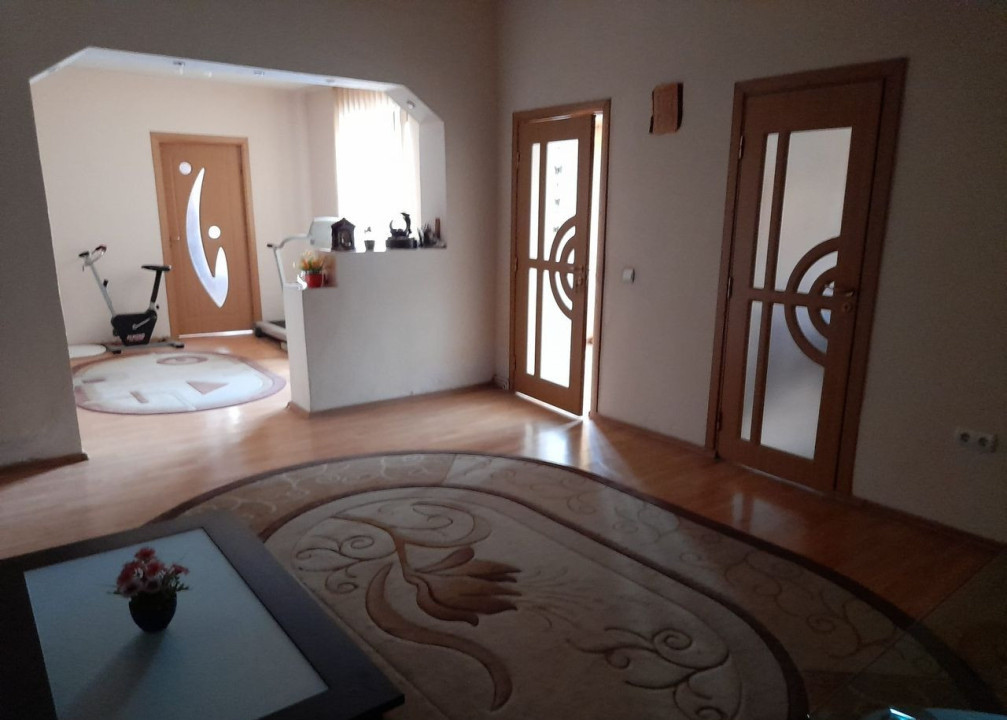 De vânzare – Vilă spațioasă cu 9 camere și teren 400 mp –Zona Turnișor