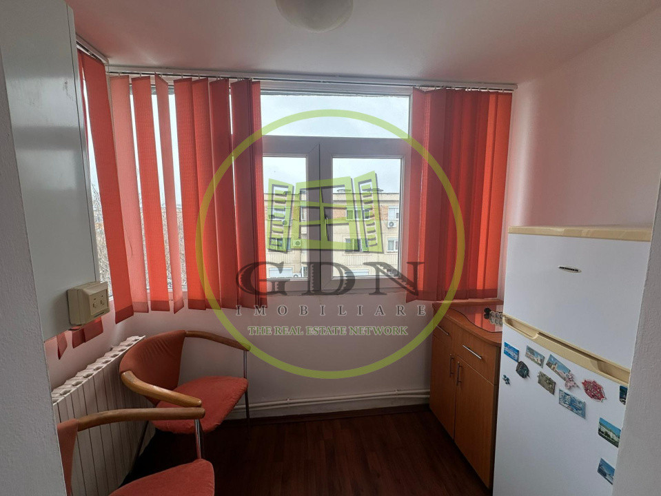 Apartament 3 camere, 64 mp, cartier Rovine, zona Damarin