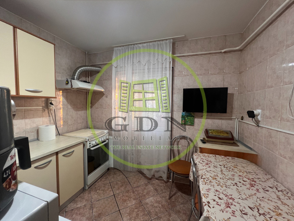 Apartament 3 camere, cartier Sarari, zona Liceul Henri Coanda 