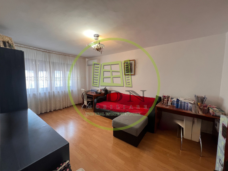 Apartament 4 camere, decomandat, cartier 1Mai, zona Pelendava