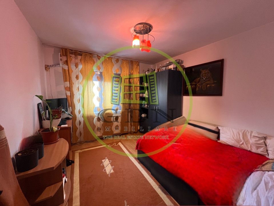 Apartament 4 camere, decomandat, cartier 1Mai, zona Pelendava