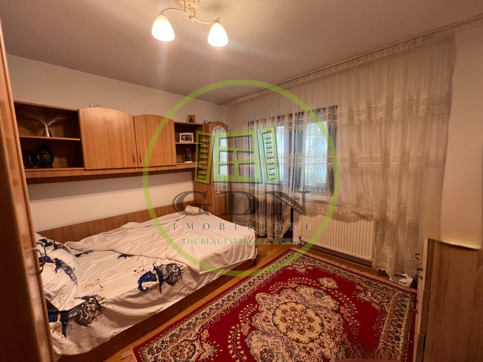 Apartament 4 camere, decomandat, cartier 1Mai, zona Pelendava