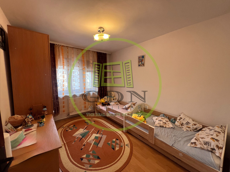 Apartament 4 camere, decomandat, cartier 1Mai, zona Pelendava