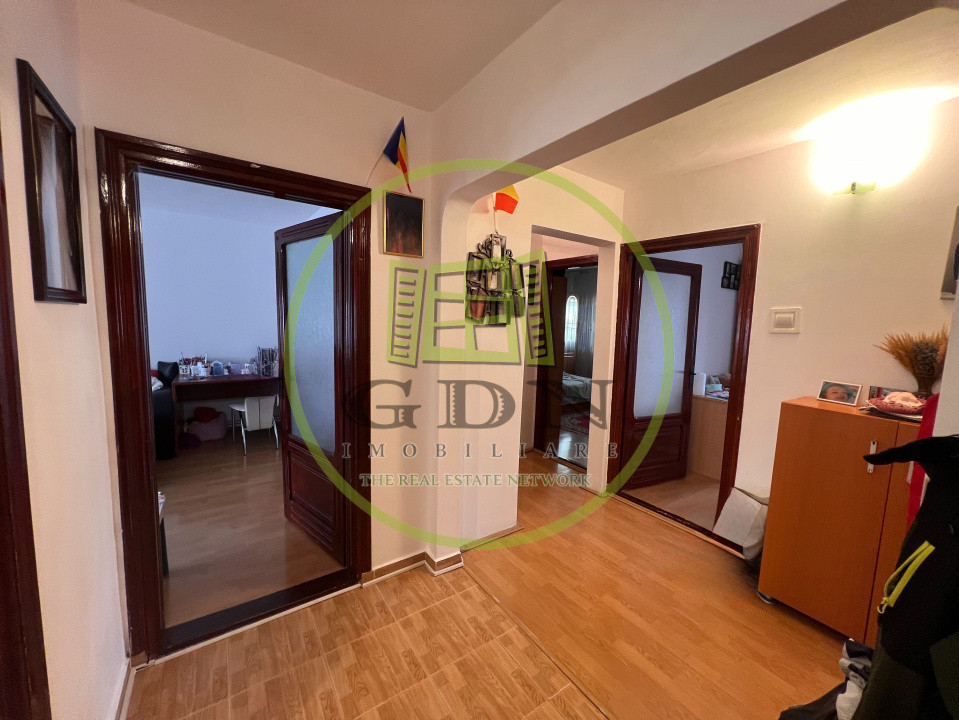 Apartament 4 camere, decomandat, cartier 1Mai, zona Pelendava