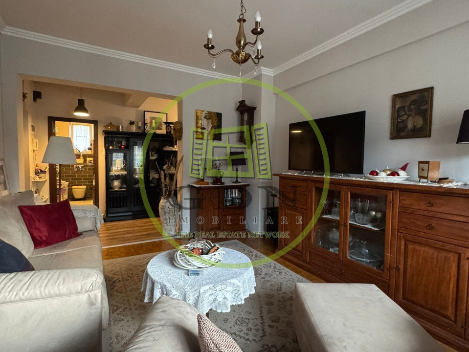 Apartament cochet cu 3 camere la curte comuna