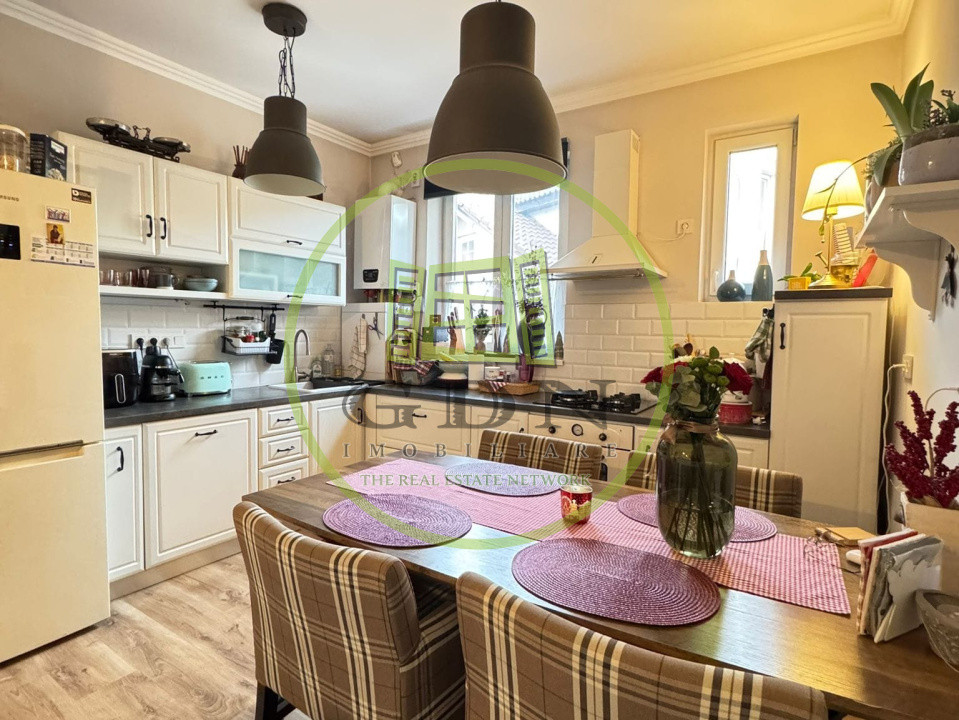 Apartament cochet cu 3 camere la curte comuna