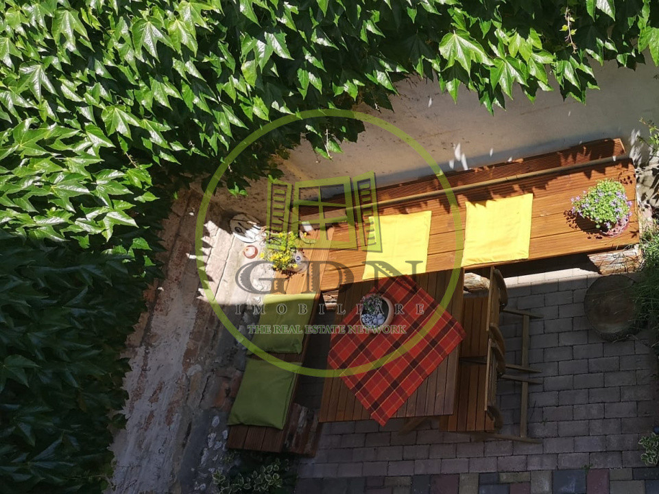 Apartament cochet cu 3 camere la curte comuna