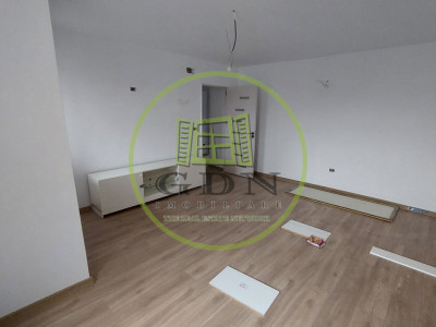 Apartament 3 camere decomandat, 78 mp, Cartier 1 Mai zona Centru Multifunctional