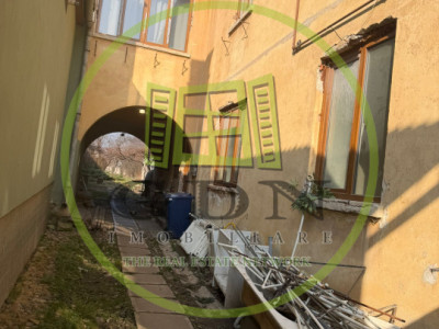 Casa 7 camere,  2 apartamente, 300 mp utili, 1248 mp teren, Cristian, Sibiu