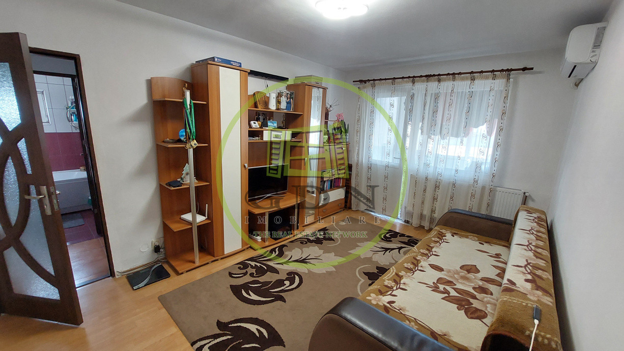 Apartament trei camere semidecomandat, etajul 5, Craiovita zona Niella