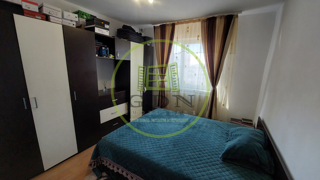 Apartament trei camere semidecomandat, etajul 5, Craiovita zona Niella