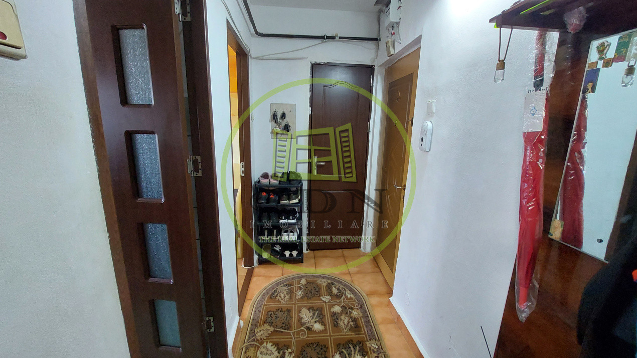 Apartament trei camere semidecomandat, etajul 5, Craiovita zona Niella