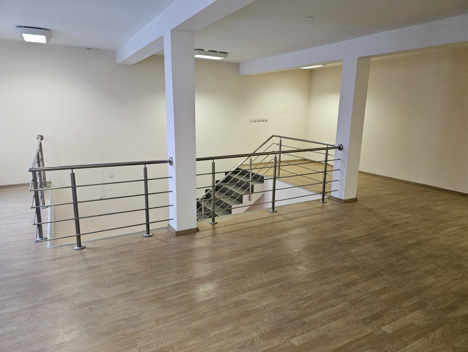 Spatiu comercial + apartament 2 camere, zona centrală Ștei