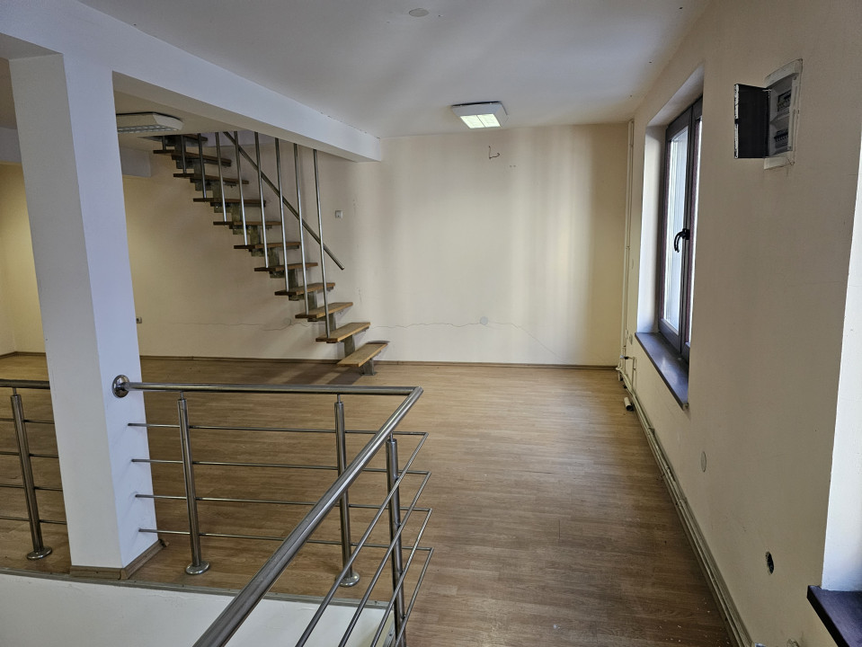 Spatiu comercial + apartament 2 camere, zona centrală Ștei