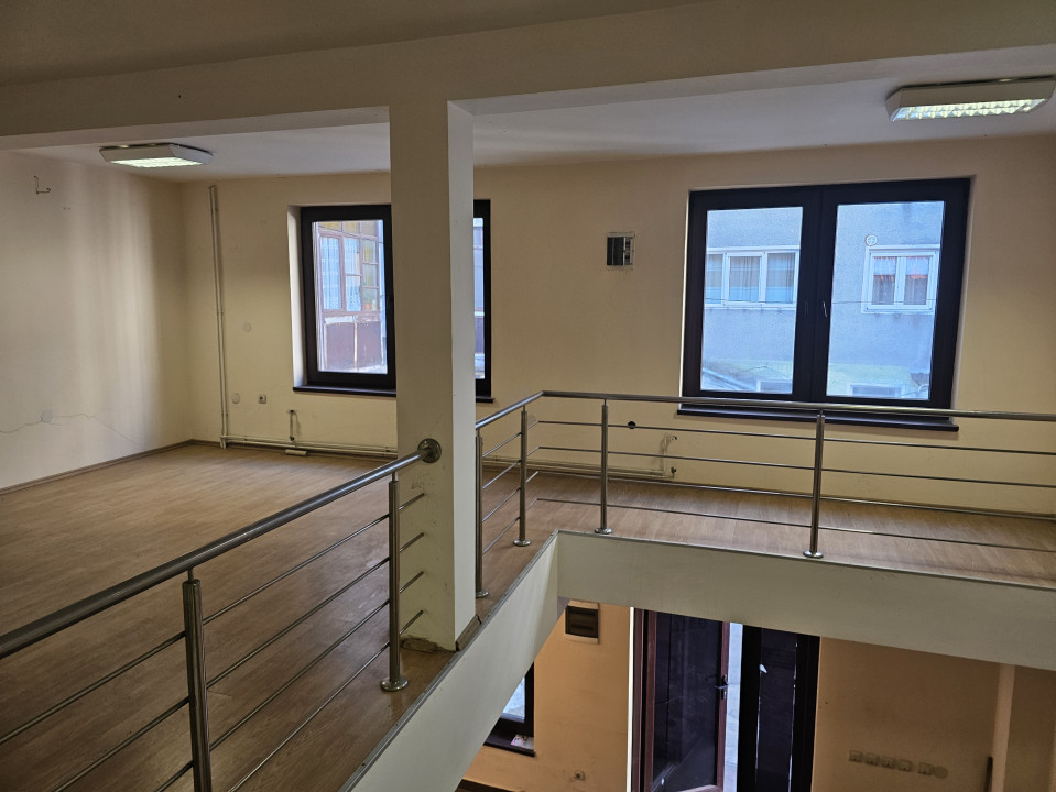 Spatiu comercial + apartament 2 camere, zona centrală Ștei