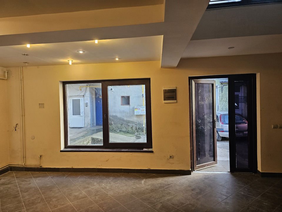 Spatiu comercial + apartament 2 camere, zona centrală Ștei