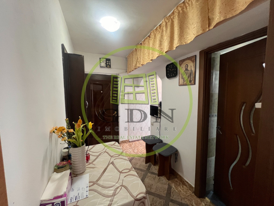 Apartament 2 camere, semidecomandat, cartier Craiovita Noua, zona Materna