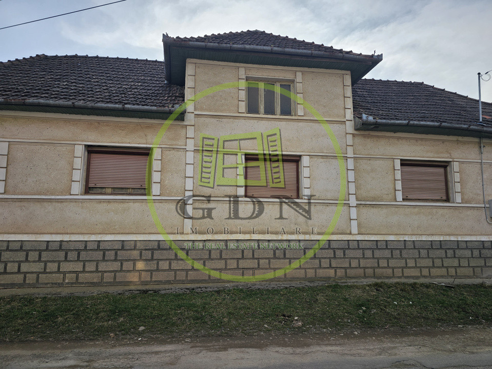 Casa de vacanta + anexe + 1000 mp gradina