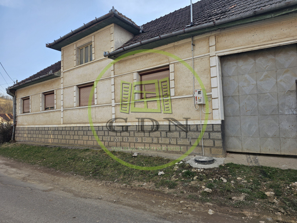 Casa de vacanta + anexe + 1000 mp gradina