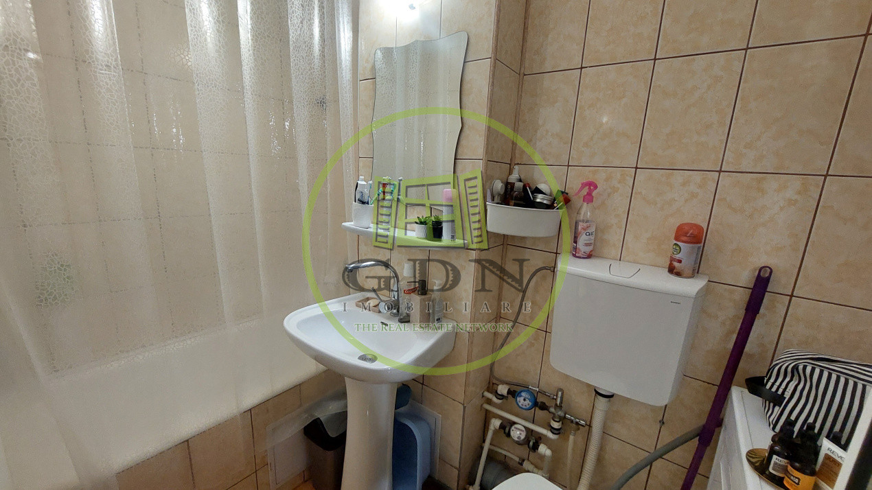 Garsoniera decomandata, 36 mp, etajul 3, Cartier Sarari zona liceul Henri Coanda