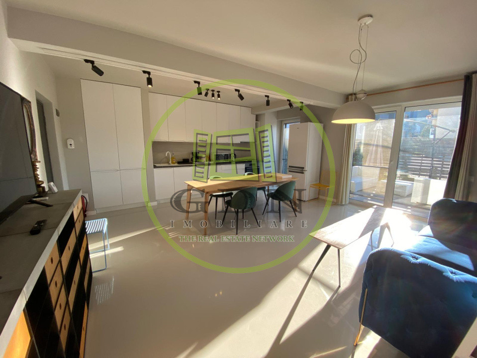 Închiriere apartament cu 3 camere, cu curte, parcare zona Colina