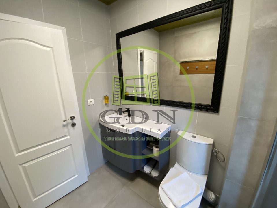 Închiriere apartament cu 3 camere, cu curte, parcare zona Colina