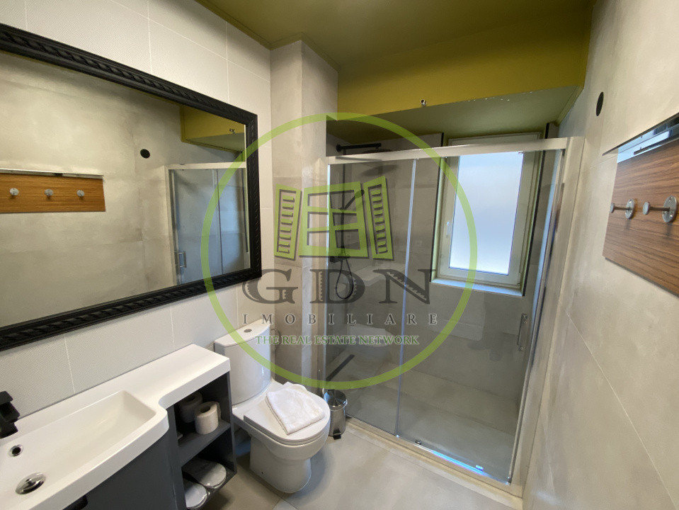 Închiriere apartament cu 3 camere, cu curte, parcare zona Colina