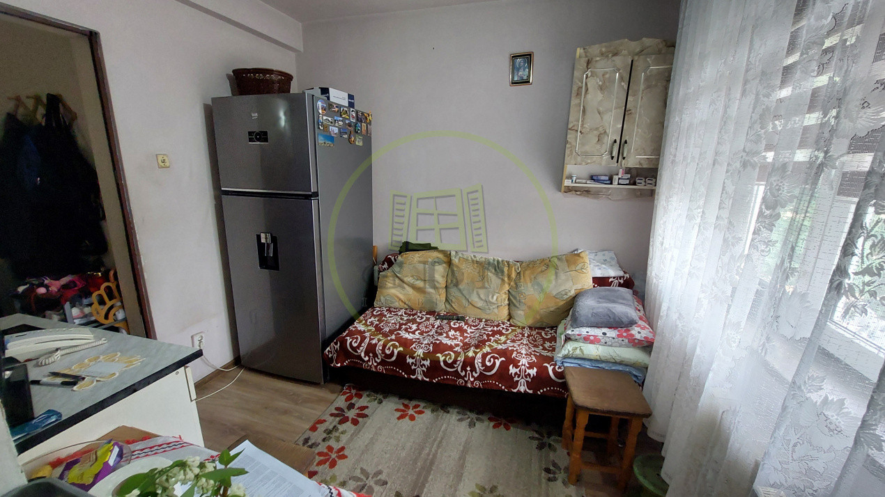 Apartament 3 camere, semidecomandat, Valea Rosie, zona Piata