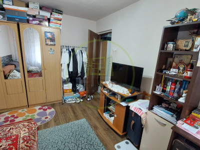 Apartament 3 camere, semidecomandat, Valea Rosie, zona Piata