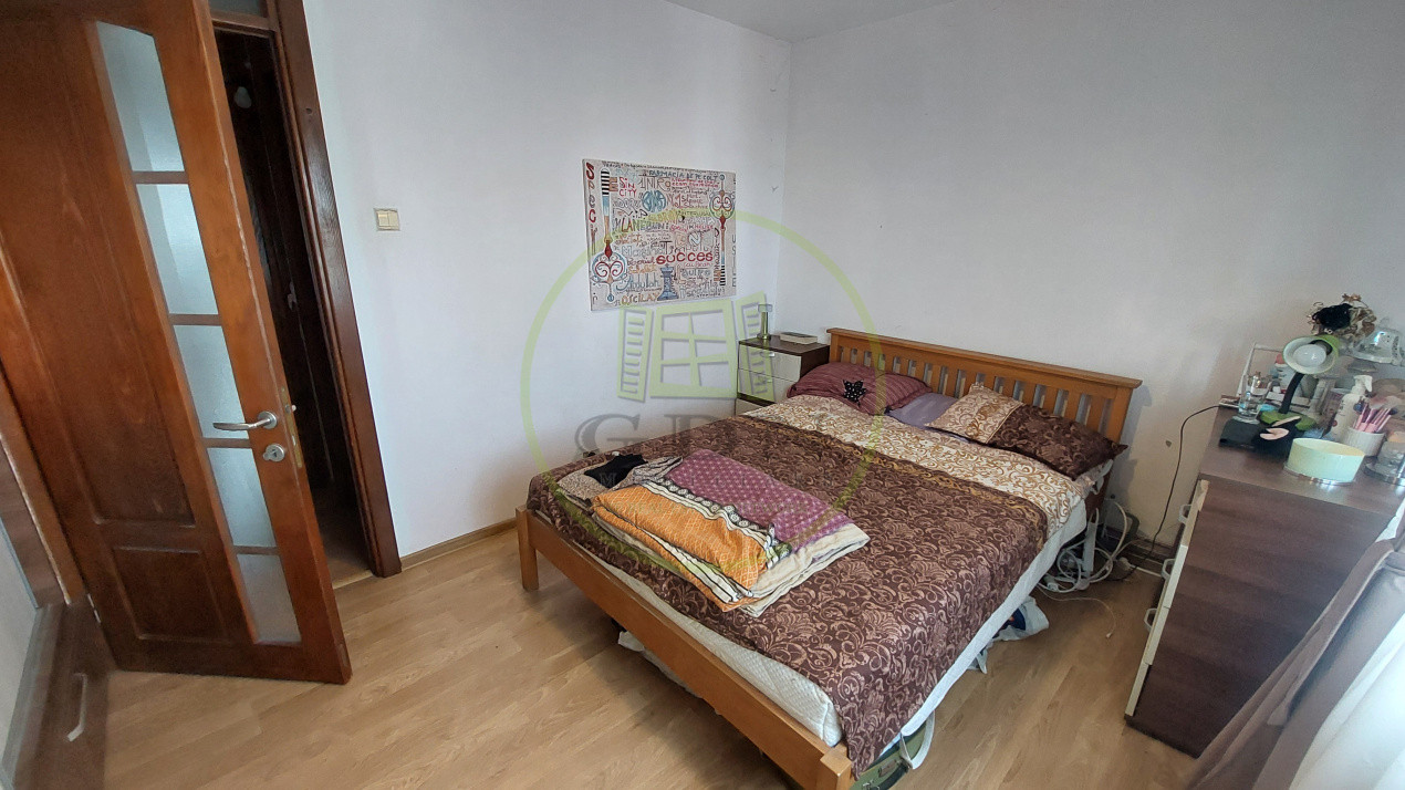 Apartament 3 camere, semidecomandat, Rovine zona Borcanul cu miere