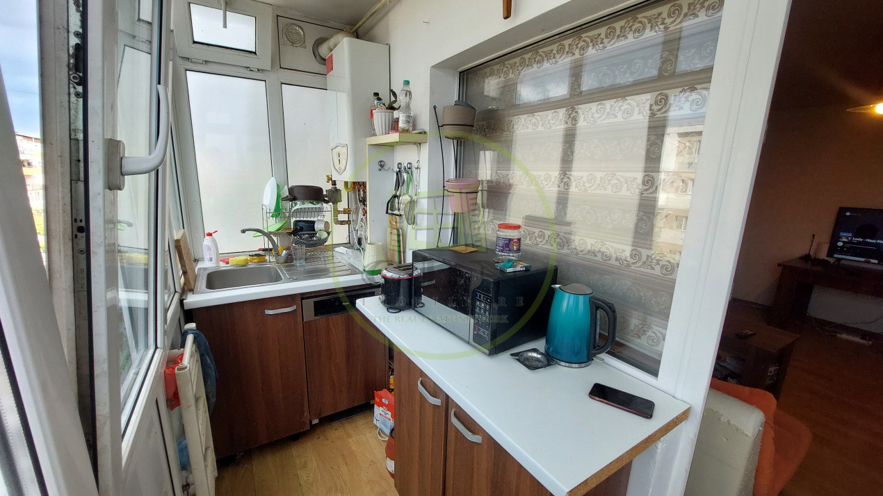 Apartament 3 camere, semidecomandat, Rovine zona Borcanul cu miere