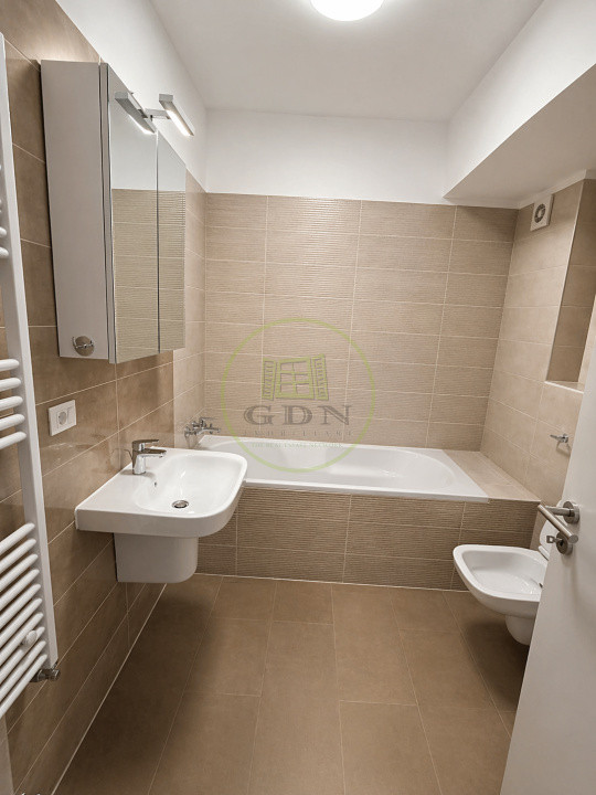 Inchiriere apartament 3 camere 80 mp  Tractorul Brașov ( terasă+parcare)